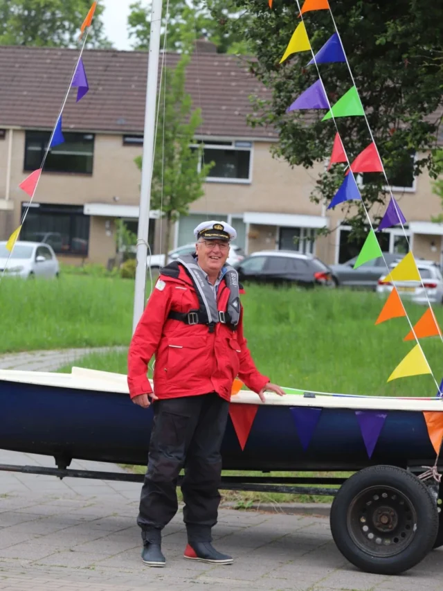 Meester den Otter met pensioen!Na 45 jaren gaat meester den Otter vandaag.met pensioen!Rijdend in een boot kwam meester vanmorgen het plein op terwijl we samen het NoorderBasislied zongen. Bedankt voor alles wat u voor de school en de kinderen betekend hebt meester! Samen met meester namen ook nog drie juffen afscheid van @basisschool_de_parel #pensioen #NoorderBasis #onderwijs #afscheid