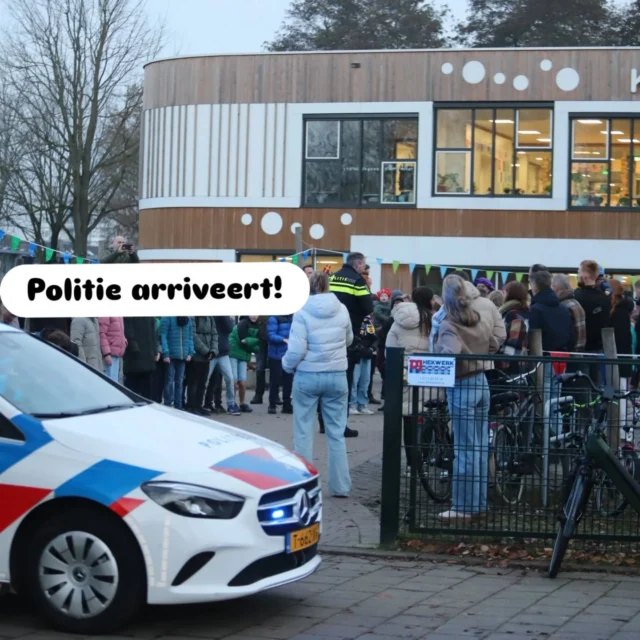 Sinterklaas op De Parel! Vanmorgen stonden alle ouders, leerlingen en meesters en juffen gespannen te wachten op de komst van de Sint. In plaats van de Sint, kwam er een politieagent het plein op. Hij was opzoek naar een motorrijder. Niet veel later kwam Sinterklaas zelf, óp de moter, het plein op. Omdat hij zonder helm reed kreeg hij wel een boete van 20 pepernootjes. Na de boete keurig te hebben betaald waren de Sint en pieten klaar voor een prachtig Sinterklaasfeest op De Parel!#sinterklaas #depareldrachten #NoorderBasis